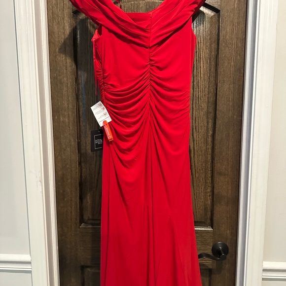 Mac Duggal Ieena Elegant Red Ruched Off-Shoulder Dress midi - Picture 6 of 6